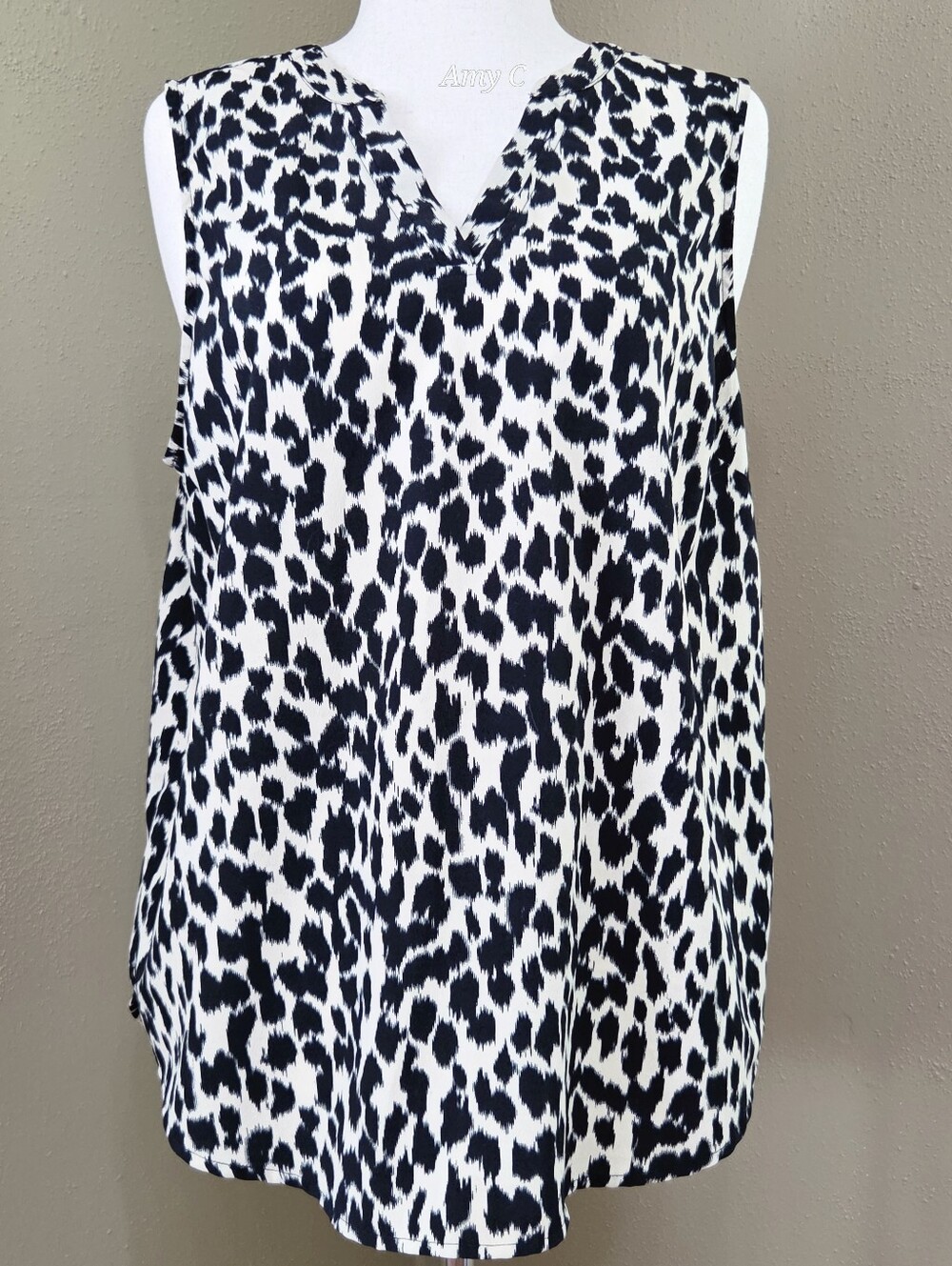 Maurices Sleeveless Black and Light Cream Leopard Print V-Neck Top Size 0X